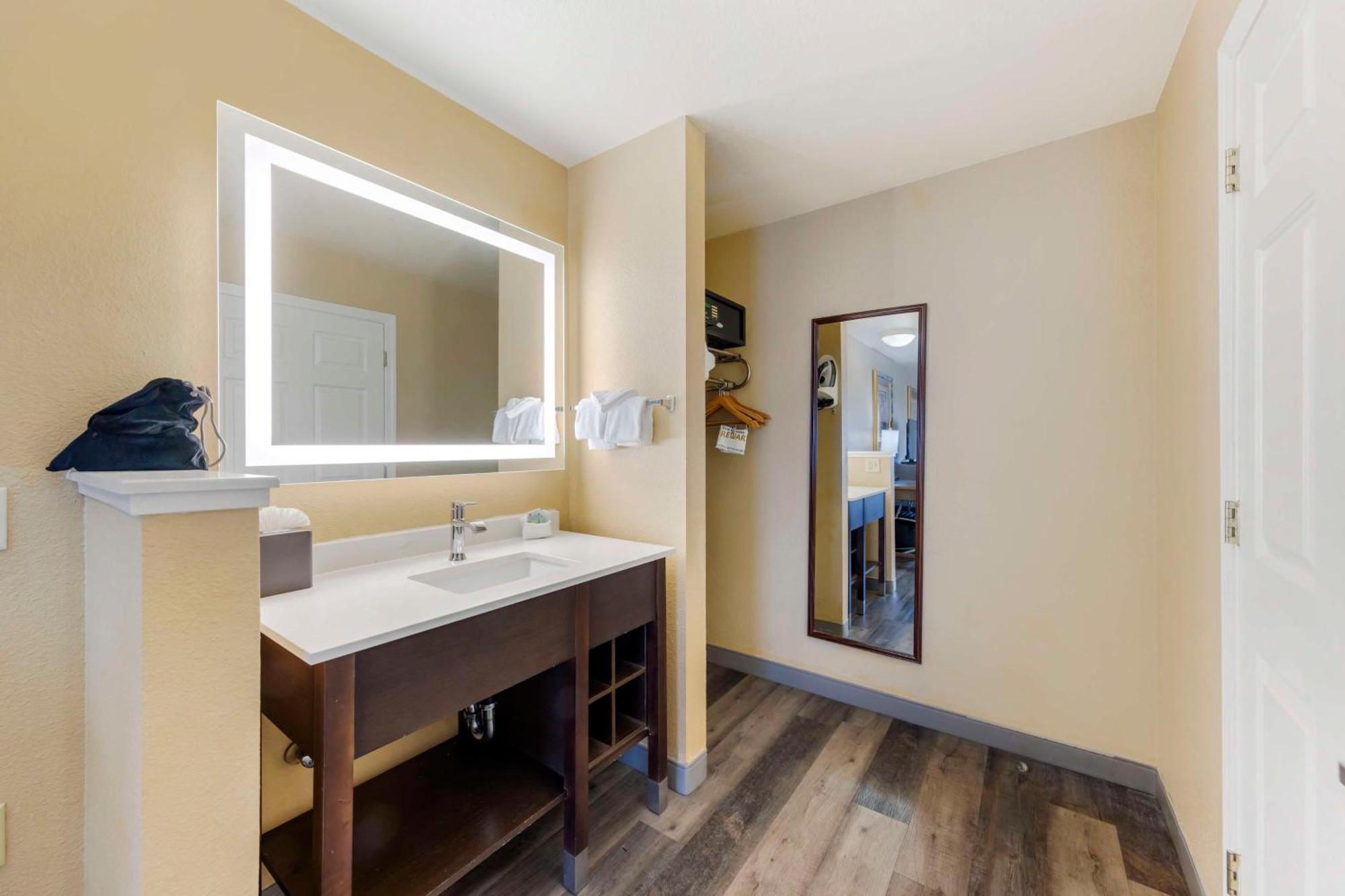 Western & Hotel Fallon