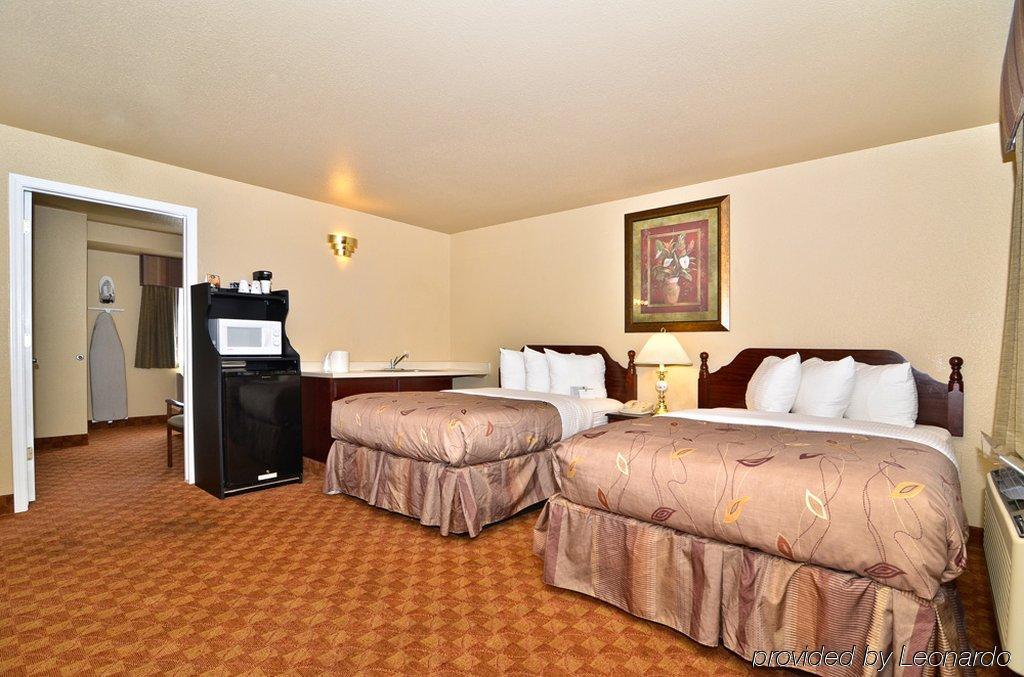 Western & Hotel 3*
